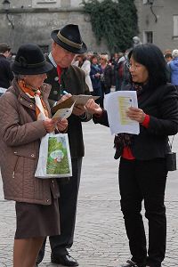 '奥地利萨尔斯堡老城市中心广场上，人们纷纷签名谴责中共活摘器官暴行'