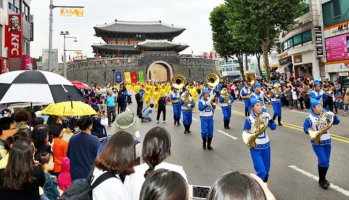 '法轮功方阵初登场便受到市民们的热情欢迎'