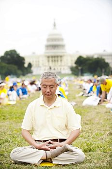 图1.二零一四年七月汪志远在华盛顿DC参加法轮功集会