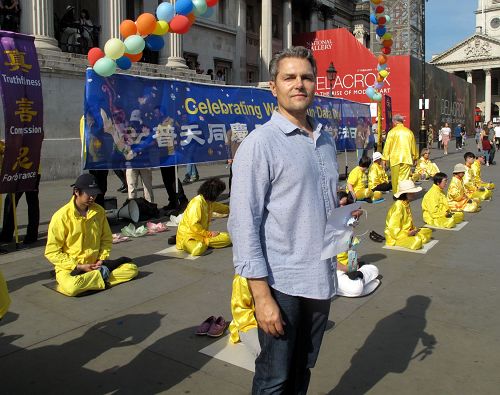 图16：五月八日，南非人岩在伦敦鸽子广场第一次直接感受法轮大法的美好。