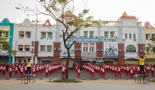 图1-9：“国家皇冠学院”一百五十名师生集体学炼法轮功。