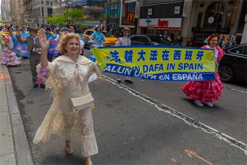 图1～5：各族裔法轮功学员身着民族服饰参加在纽约曼哈顿的盛大游行。