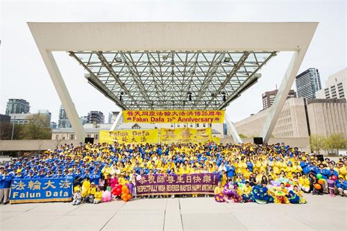 '图3：二零一八年五月，多伦多法轮功学员聚集在多伦多市政厅广场庆祝世界法轮大法日，恭祝师尊生日快乐。'