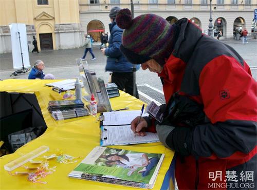 '图2：民众签名声援法轮功学员反迫害。'