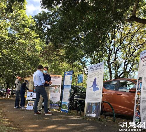 '图1～3：在留尼汪岛首府圣但尼市中心（Saint-Denis）举行了集会，抗议正在中国发生的对法轮功学员的残酷迫害。图为法轮功学员和民众讲真相'