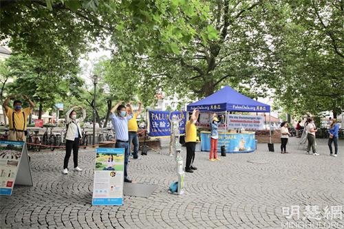 '图4：法轮功学员在红十字会广场（Rotkreuzplatz）展示功法。'