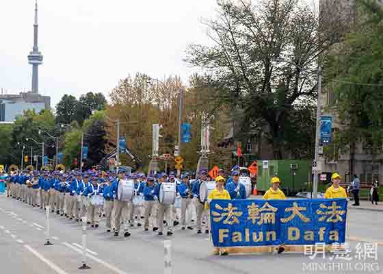 多伦多游行　民众争相了解法轮功