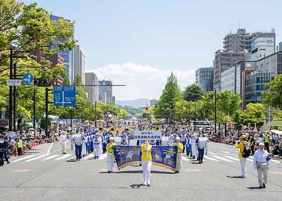 日本广岛鲜花节　市民了解法轮功