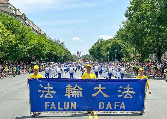 美国首都独立日游行　法轮功获称赞